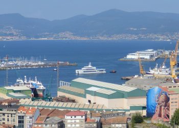 El misterioso catamarán «Wayfinder» realiza pruebas de mar en Vigo