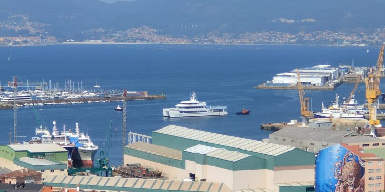 El misterioso catamarán «Wayfinder» realiza pruebas de mar en Vigo