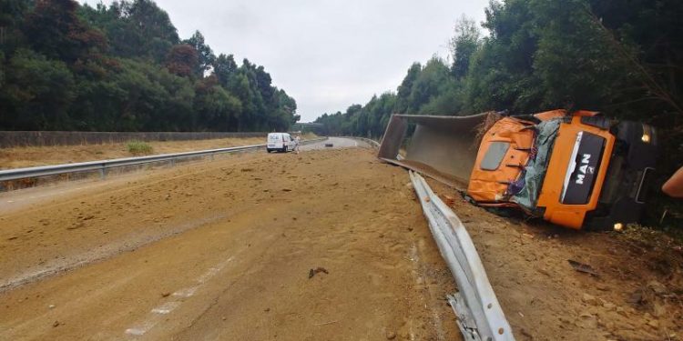 Excarcelado y trasladado al Cunqueiro un camionero que volcó en la VG-20