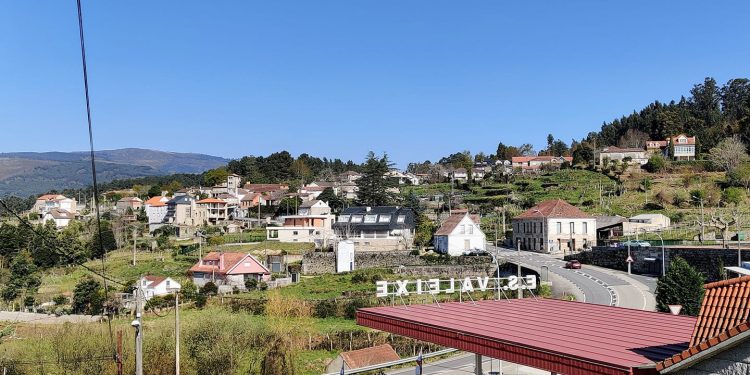 Vecinos en los extremos: A Cañiza roza los 1.000 casos de incidencia mientras Covelo está a cero