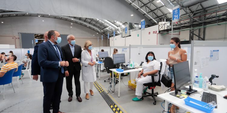 Galicia pidió vacunas a Madrid y Andalucía por “dificultades” con las segundas dosis