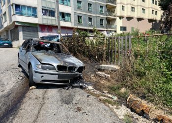 El fuego calcina un vehículo estacionado en Vigo