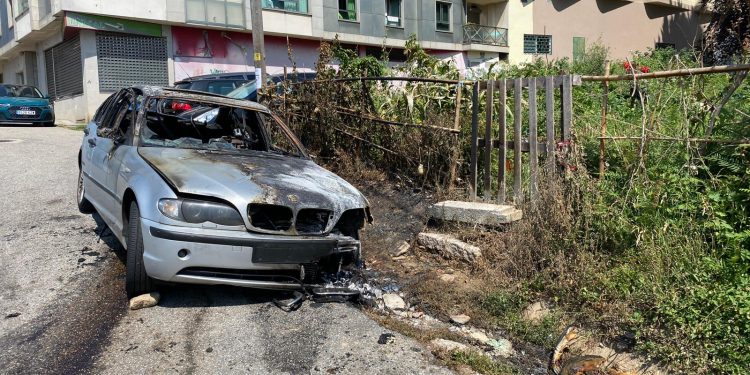 El fuego calcina un vehículo estacionado en Vigo