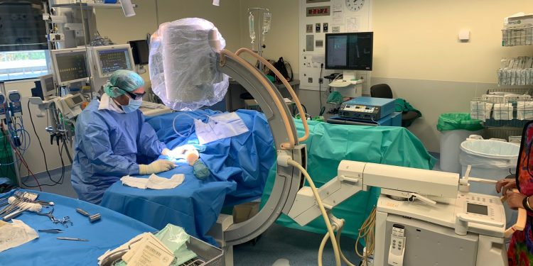 El Álvaro Cunqueiro y el Meixoeiro incorporan dos nuevos equipos radioquirúrgicos