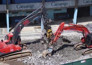 Caballero ofrece a la afición del Celta trozos de la grada de Marcador como recuerdo
