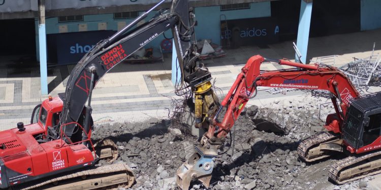 Caballero ofrece a la afición del Celta trozos de la grada de Marcador como recuerdo