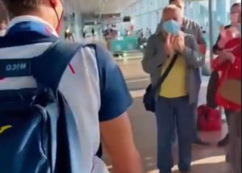 Así se baja un medallista olímpico en Vigo y cruza la terminal entre aplausos de los viajeros