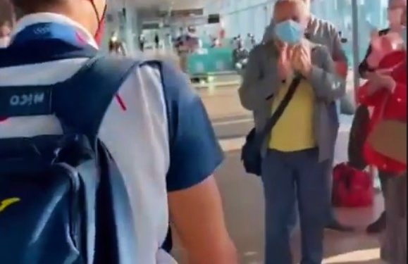 Así se baja un medallista olímpico en Vigo y cruza la terminal entre aplausos de los viajeros