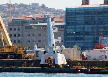 El megayate «Azzam» monta en Vigo su nueva torre de comunicaciones retráctil para pasar bajo puentes