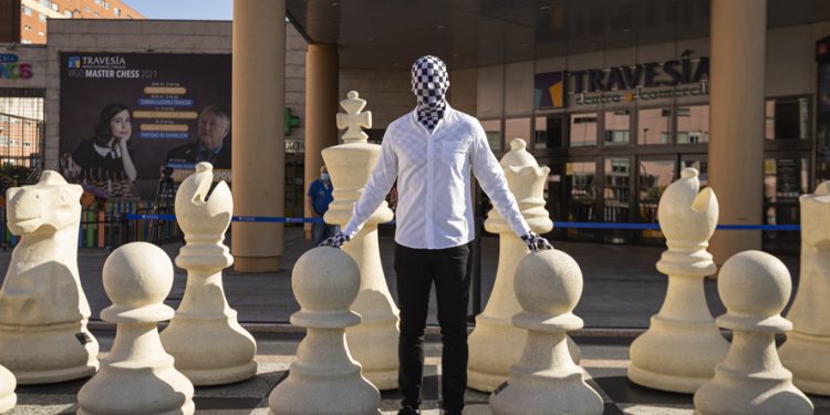 Rey Enigma y Caballero juegan al ajedrez en Vigo sobre un tablero gigante
