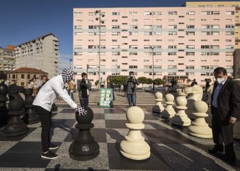 Rey Enigma y Caballero juegan al ajedrez en Vigo sobre un tablero gigante