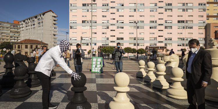 Rey Enigma y Caballero juegan al ajedrez en Vigo sobre un tablero gigante
