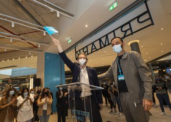 Así es la tienda de Primark en Vigo, que abrió con pasillo, aplausos, música y vídeos