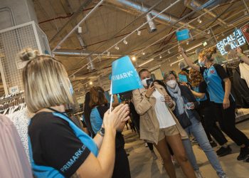 Así es la tienda de Primark en Vigo, que abrió con pasillo, aplausos, música y vídeos