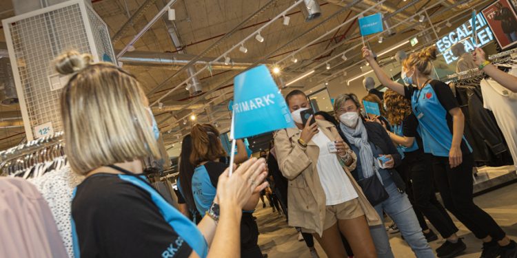 Así es la tienda de Primark en Vigo, que abrió con pasillo, aplausos, música y vídeos