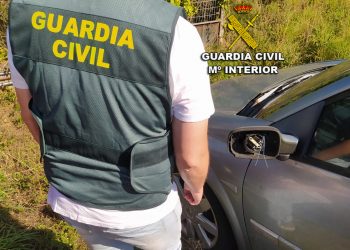 Investigados tres menores por destrozar los espejos retrovisores de siete coches en Praia América