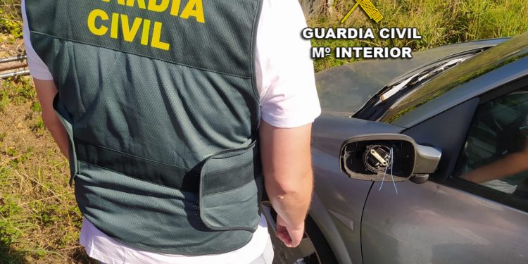 Investigados tres menores por destrozar los espejos retrovisores de siete coches en Praia América