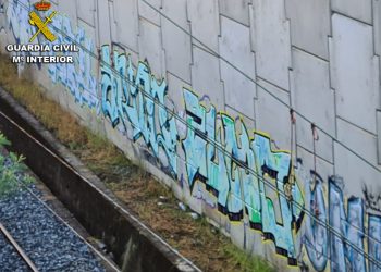 La Guardia Civil denuncia a dos vigueses por pintar grafitis en la vía férrea