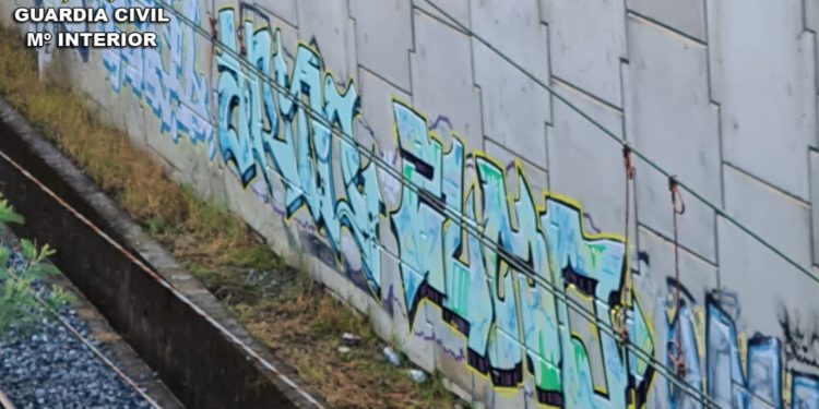 La Guardia Civil denuncia a dos vigueses por pintar grafitis en la vía férrea
