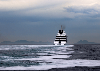 El «Azzam» deja Vigo y «vuela» sobre aguas de las Rías Baixas
