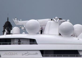 El «Azzam» deja Vigo y «vuela» sobre aguas de las Rías Baixas