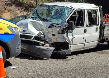 Dos heridos al chocar una furgoneta y un coche en Mos
