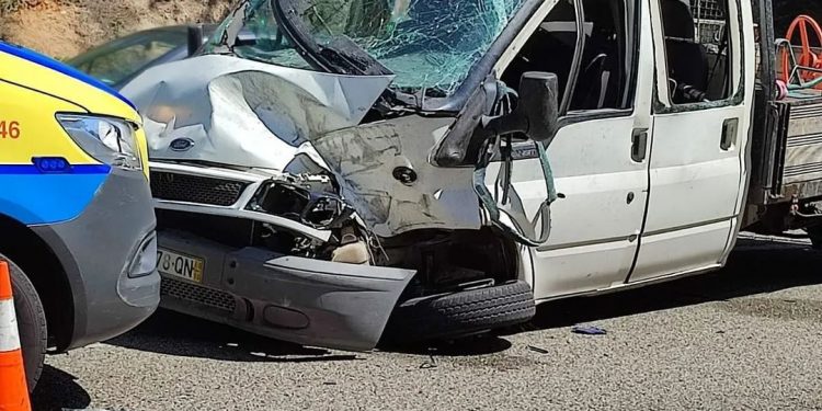 Dos heridos al chocar una furgoneta y un coche en Mos