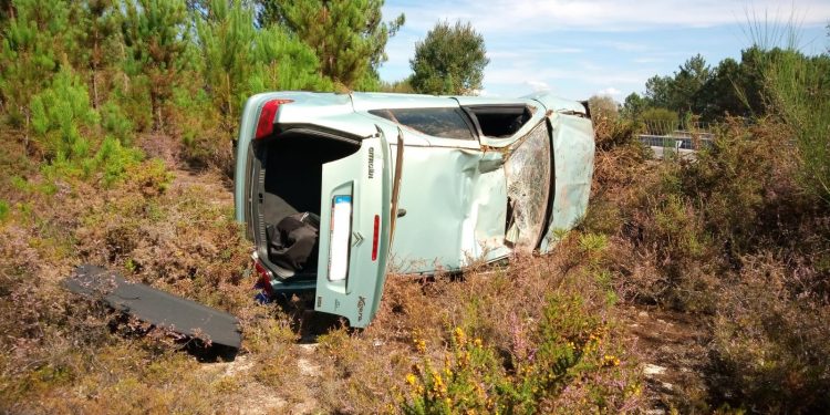 Dos heridos, uno grave, al salirse un coche de la A-52 y volcar a unos metros de un barranco