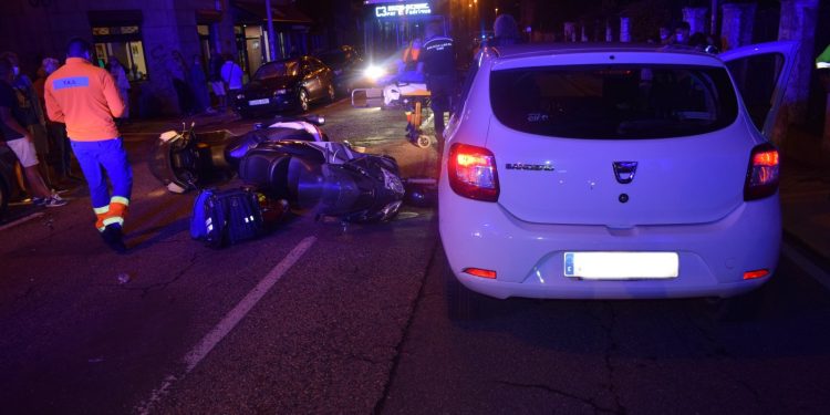 Dos motoristas heridos en Vigo al ser golpeado uno de ellos por un coche y chocar con otra moto