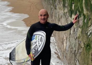 Aitor ‘Gallo’, surfista invidente, en Nigrán