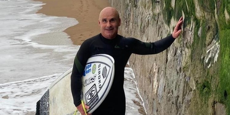 Aitor ‘Gallo’, surfista invidente, en Nigrán