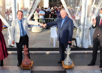 Caballero aguanta el tipo ante el gran maestro Kárpov: así fue la partida íntegra en Travesía de Vigo