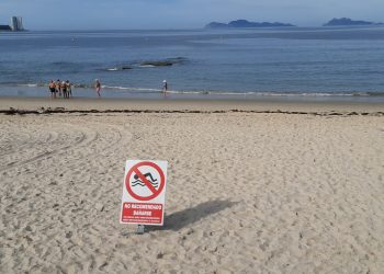 Una parte de la playa de Samil, cerrada al baño