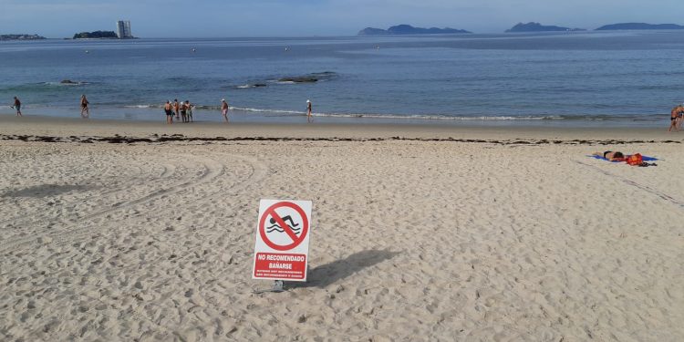 Una parte de la playa de Samil, cerrada al baño