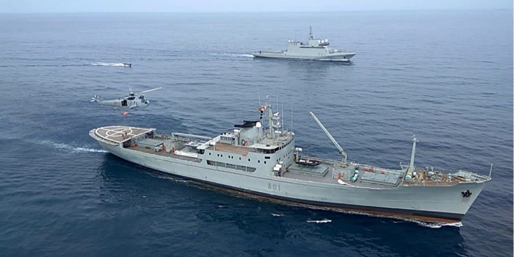 Vigo recibe al «abuelo gris» de la Armada: buque logístico incautado a contrabandistas de tabaco