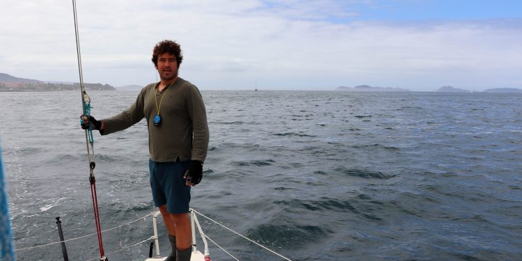 El regatista Diego Hervella abre las puertas de su mini transat e invita a dar la vuelta a las Cíes