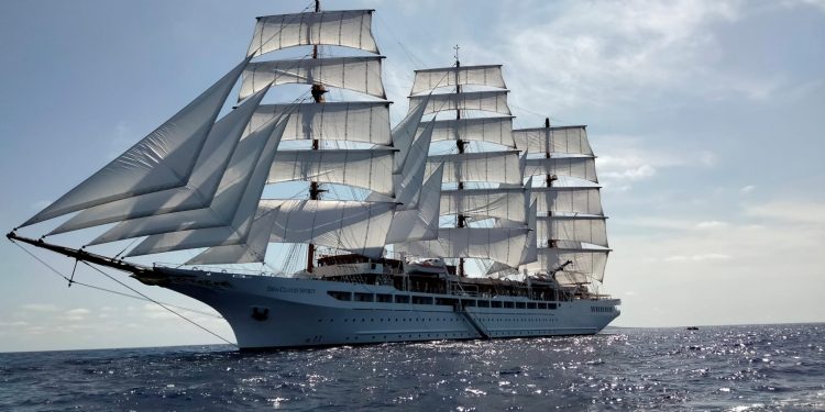 Madrina viguesa para el ‘Sea Cloud Spirit’, bautizado en Palma con champán ‘bendito’