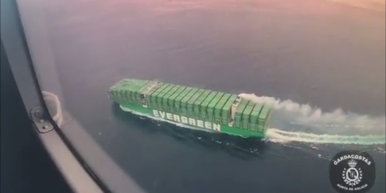 El «Pesca-1» evacúa a Vigo al maquinista del barco más grande del mundo cuando navegaba en viaje inaugural