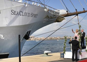 Madrina viguesa para el ‘Sea Cloud Spirit’, bautizado en Palma con champán ‘bendito’