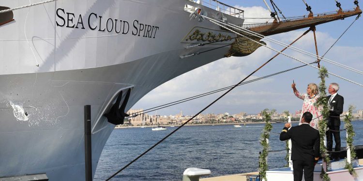 Madrina viguesa para el ‘Sea Cloud Spirit’, bautizado en Palma con champán ‘bendito’