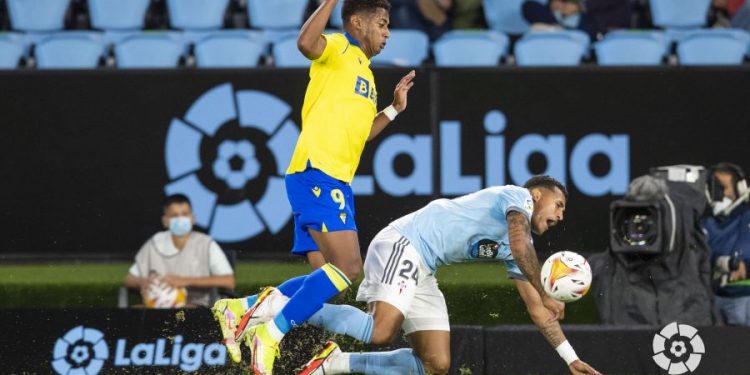 El Celta se hunde ante el Cádiz y desata las alarmas