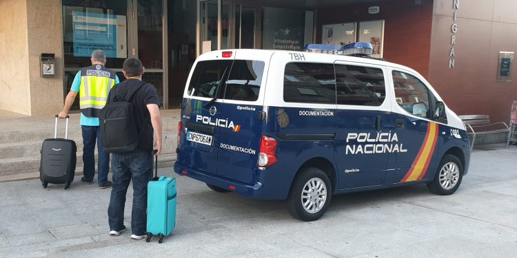 Vigo dice adiós a los miembros del Equipo Móvil de DNI tras décadas de servicio