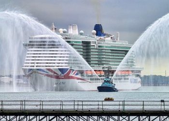 El gigantesco «Iona» pone rumbo a Vigo en su primer viaje internacional