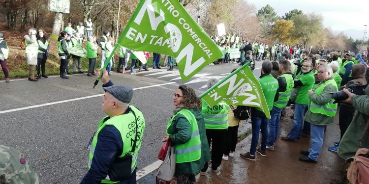 Una marea verde contra el centro comercial del Celta recibirá a La Vuelta en Mos