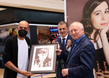 Vigo encandila de nuevo a Kárpov: «Esta ciudad me trae muy buenos recuerdos»