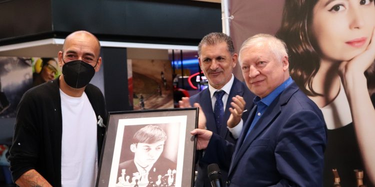 Vigo encandila de nuevo a Kárpov: «Esta ciudad me trae muy buenos recuerdos»