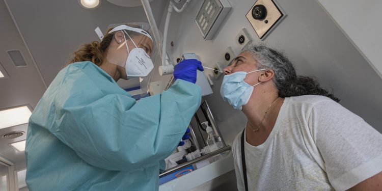 La incidencia del área sanitaria de Vigo se acerca a 100 y los casos activos, a 700