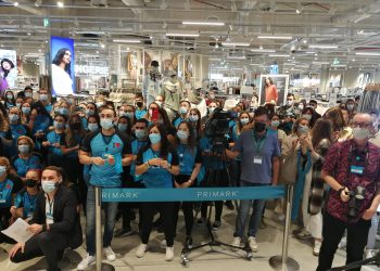 Primark espera a sus primeros clientes en Vialia Vigo… al ritmo de «A Rianxeira»