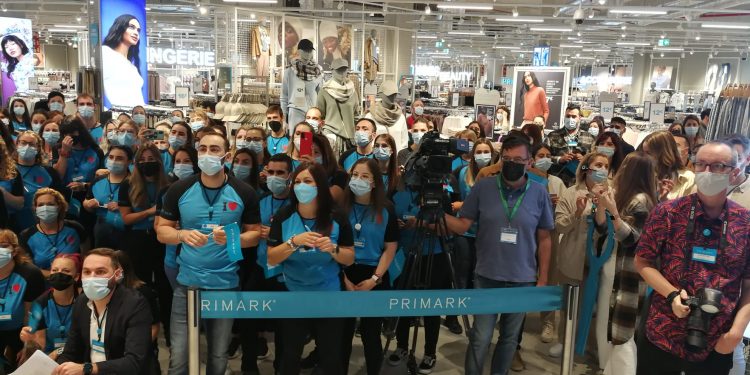 Primark espera a sus primeros clientes en Vialia Vigo… al ritmo de «A Rianxeira»