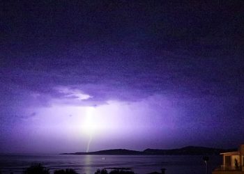 La tormenta «enciende» el cielo en Vigo